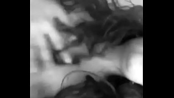 en el violadas metro una japonesa Sunnyleone topless video